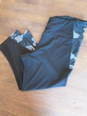 Amazon Essentials Black and Grey Camo Capri Pants